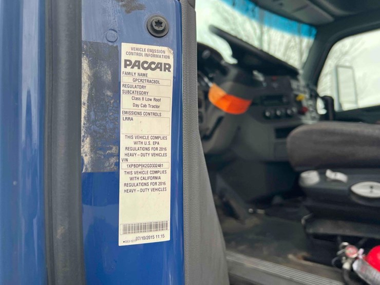 2016-peterbilt-semi-image-16