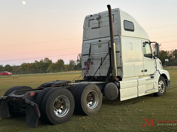 2015-volvo-sleeper-truck-tractor-image-3