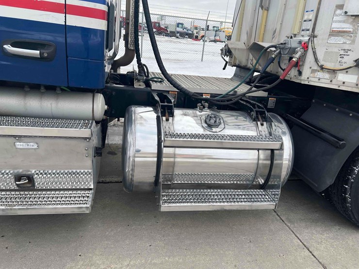 2016-peterbilt-semi-image-11