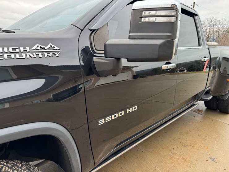 2021-chevrolet-3500hd-image-12