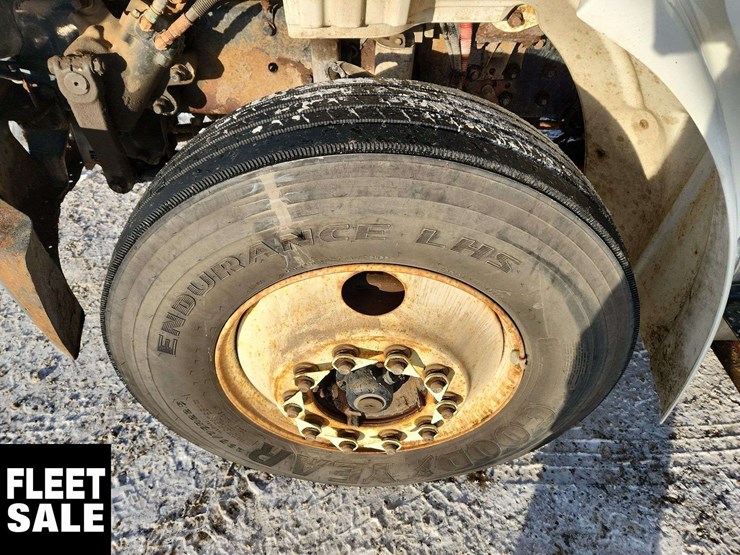 2005-freightliner-m2-106-image-10