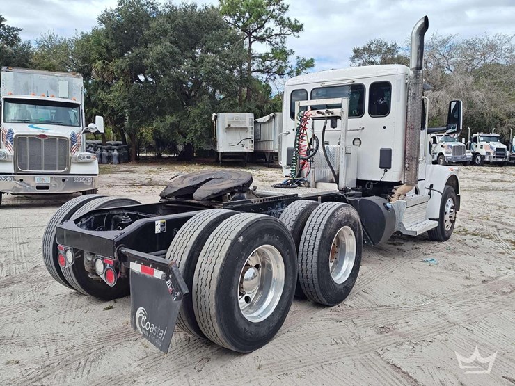 2022-peterbilt-567-image-3