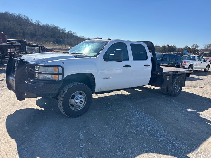 2011-chevrolet-3500-image-2