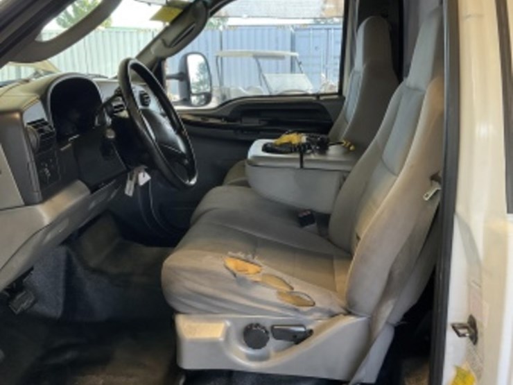 2005-ford-f550-image-24