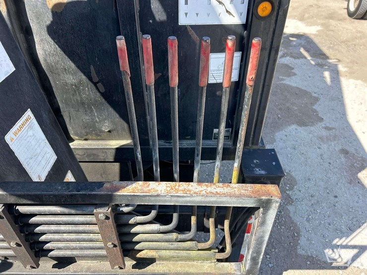 2010-freightliner-m2-106-image-22