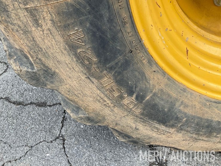 2017-caterpillar-420f2-image-41