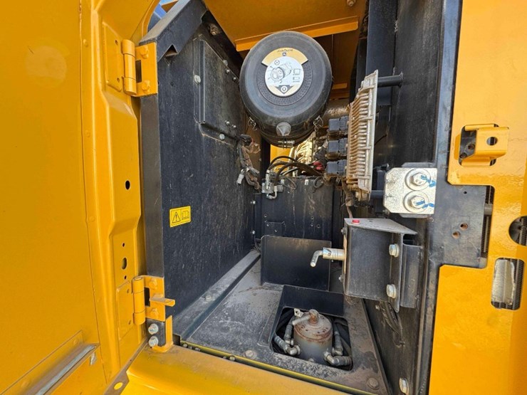 2019-deere-210g-image-11