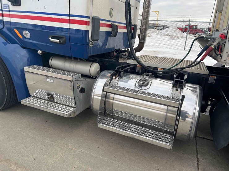 2016-peterbilt-semi-image-13