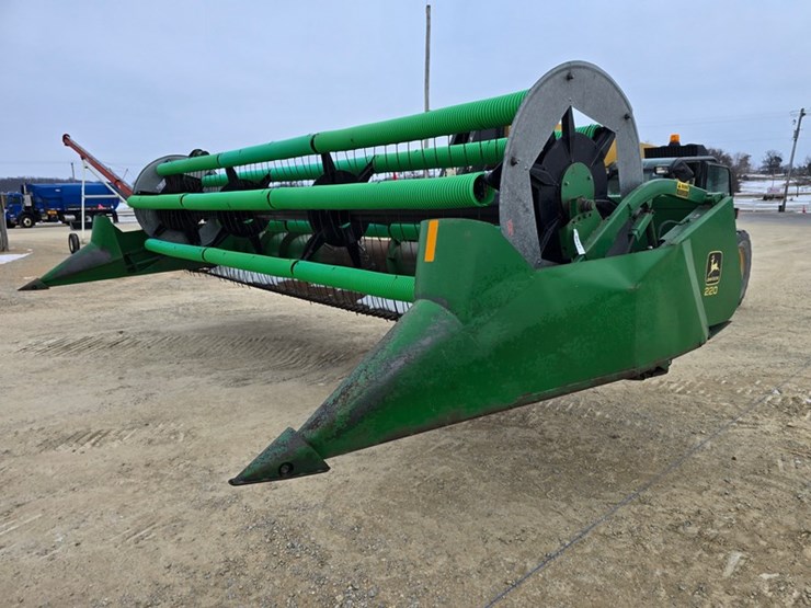 john-deere-220-image-1