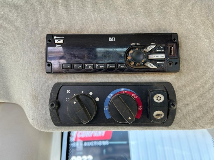 2017-caterpillar-963k-image-28