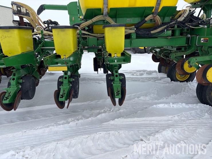 2010-john-deere-1770nt-image-13