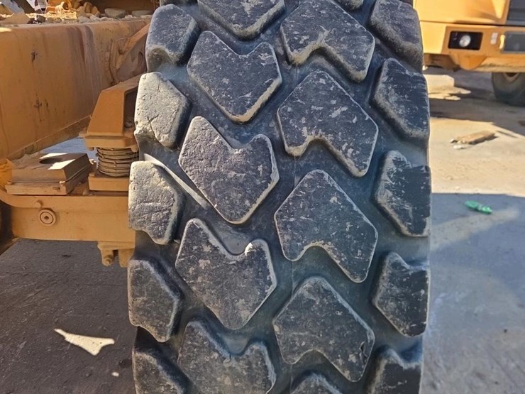 2005-deere-300d-image-10