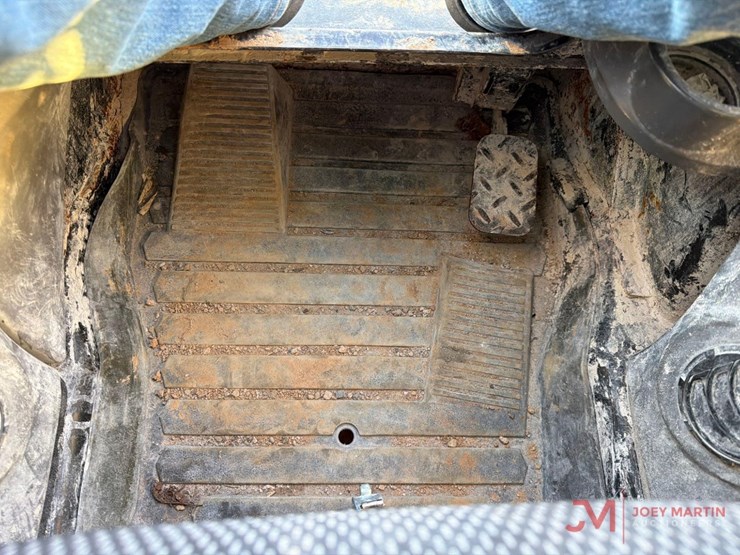 2020-caterpillar-249d3-image-21