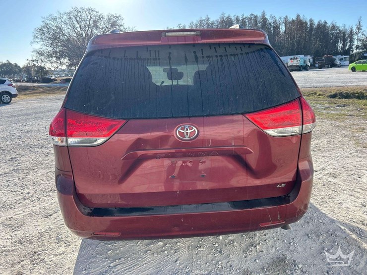 2011-toyota-sienna-image-25