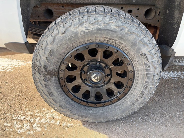 2018-chevrolet-k2500-image-19