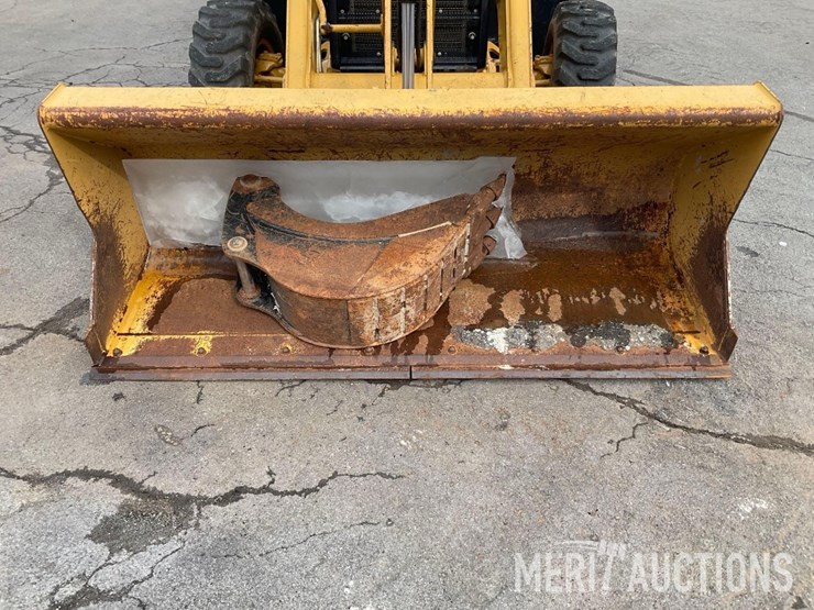 2017-caterpillar-420f2-image-9