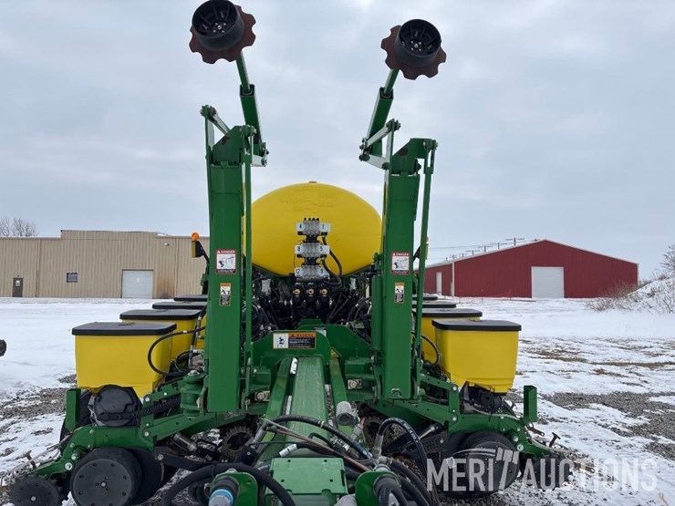 2015-john-deere-1775nt-image-9