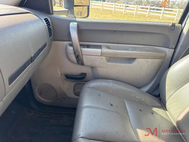 2013-chevrolet-2500-image-26