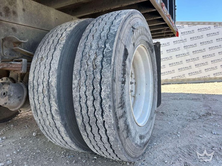 2010-freightliner-m2-106-image-40