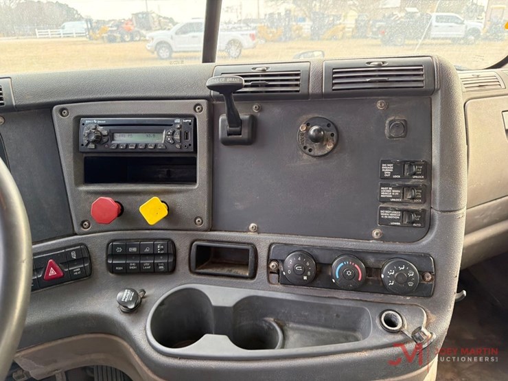 2013-freightlinerday-cab-truck-tractor-image-24