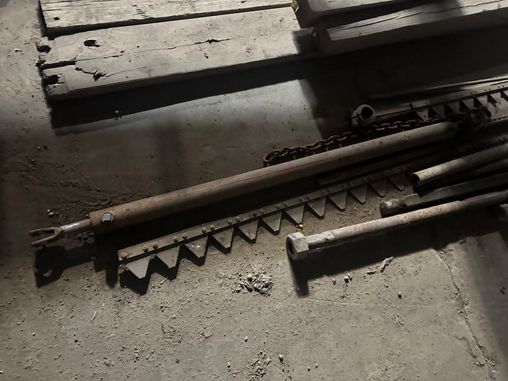 #38474-•-lot-of-header-sickles,-hydraulic-cylinder,-&-misc-image-4