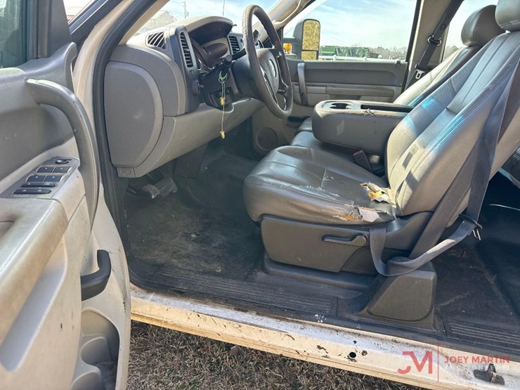 2013-chevrolet-2500-image-25