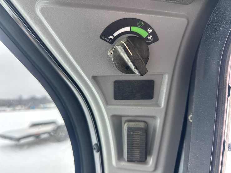 caterpillar-242d-image-36