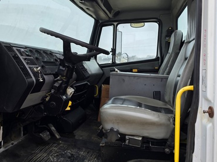 2000-freightliner-fl70-image-22