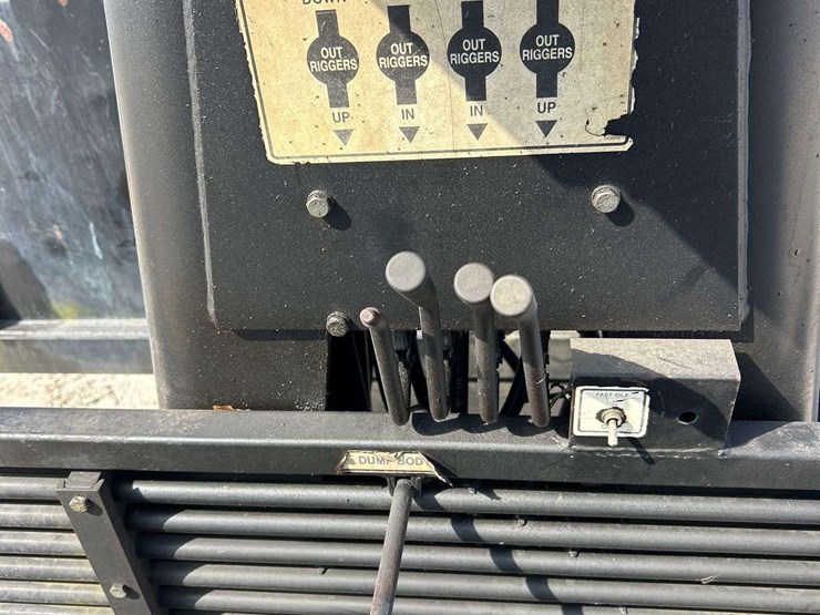 2010-freightliner-m2-106-image-28