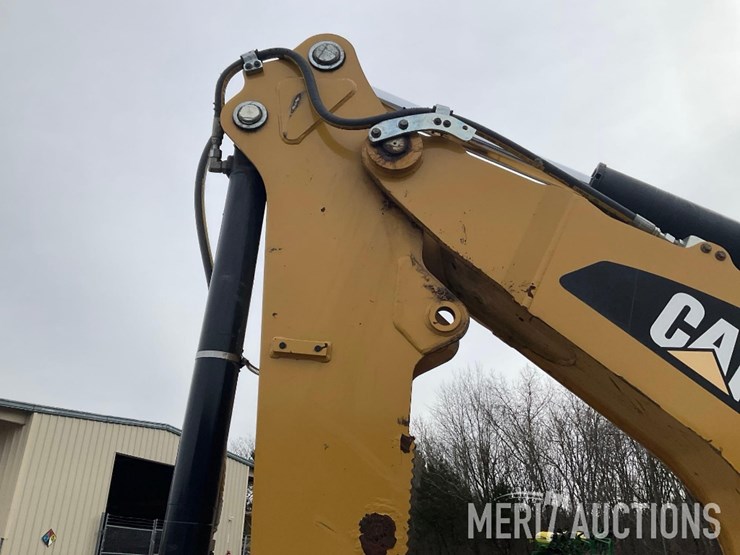 2017-caterpillar-420f2-image-34