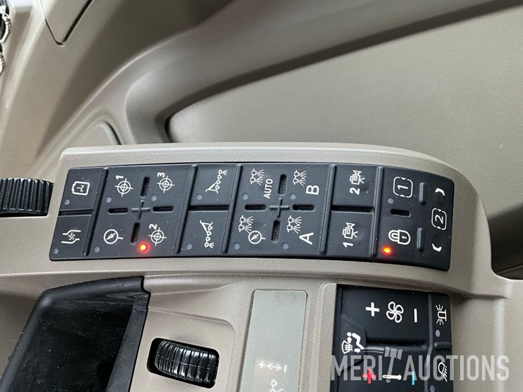 2023-john-deere-400r-image-46