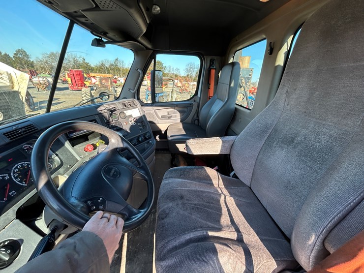 2014-freightliner-cascadia-125-image-11