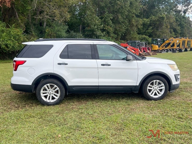 2016-ford-explorer-image-2