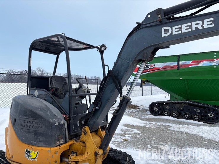 2006-deere-35d-image-11