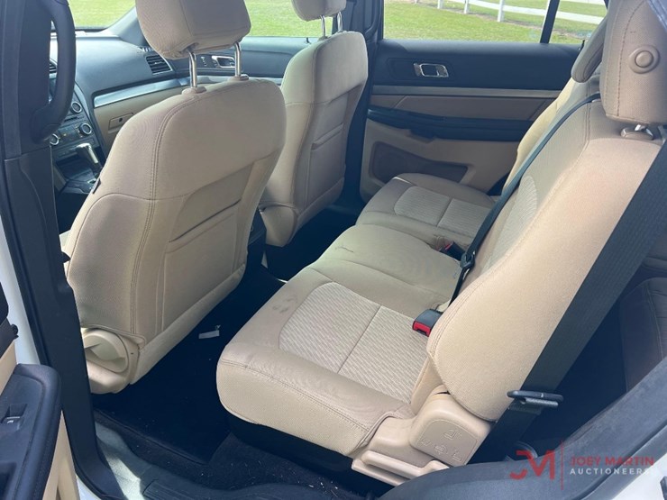 2017-ford-explorer-image-12