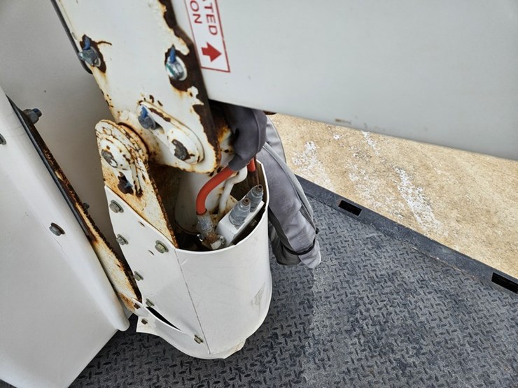 #309-•-2003-gmc-c5500-aerial-truck-image-30