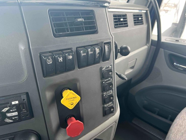2016-peterbilt-semi-image-24