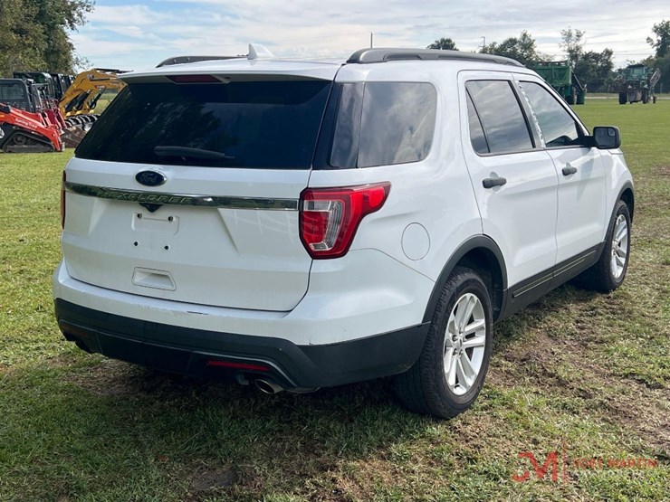 2017-ford-explorer-image-4