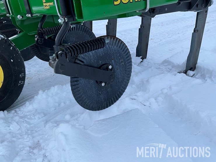 2023-john-deere-2100-image-10