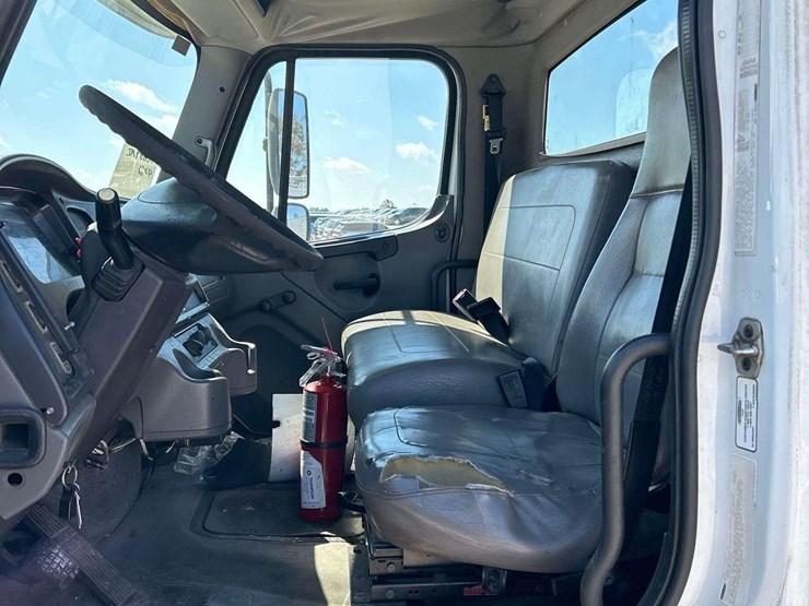 2010-freightliner-m2-106-image-12