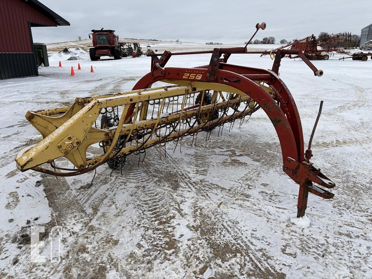 new-holland-258-image-7