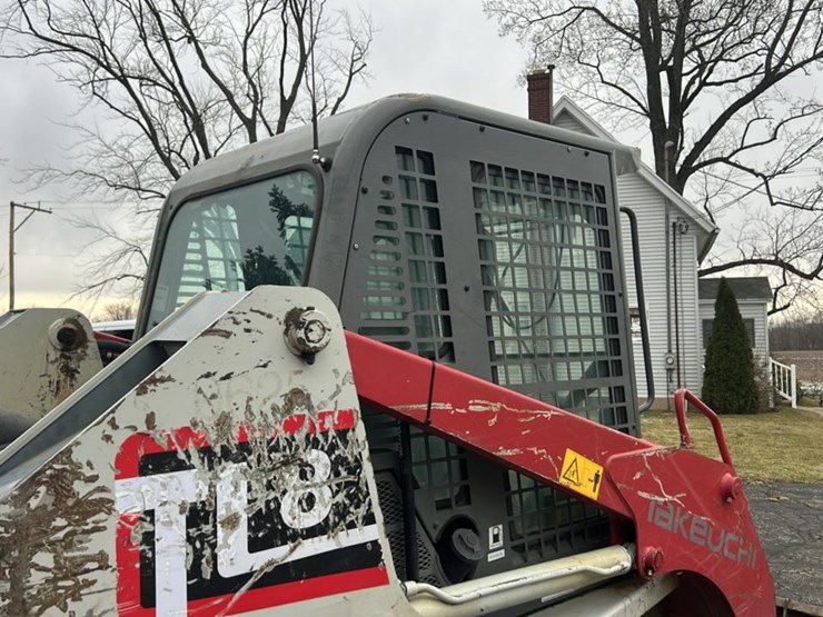 2017-takeuchi-tl8-image-32