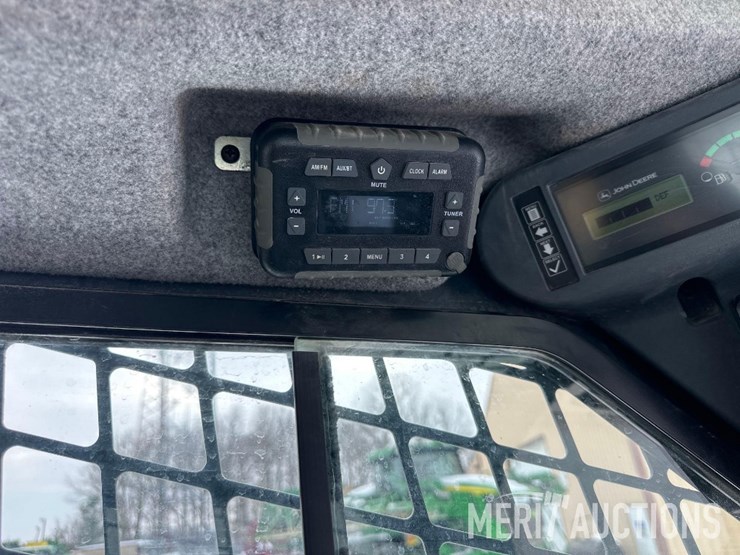 2021-deere-333g-image-31