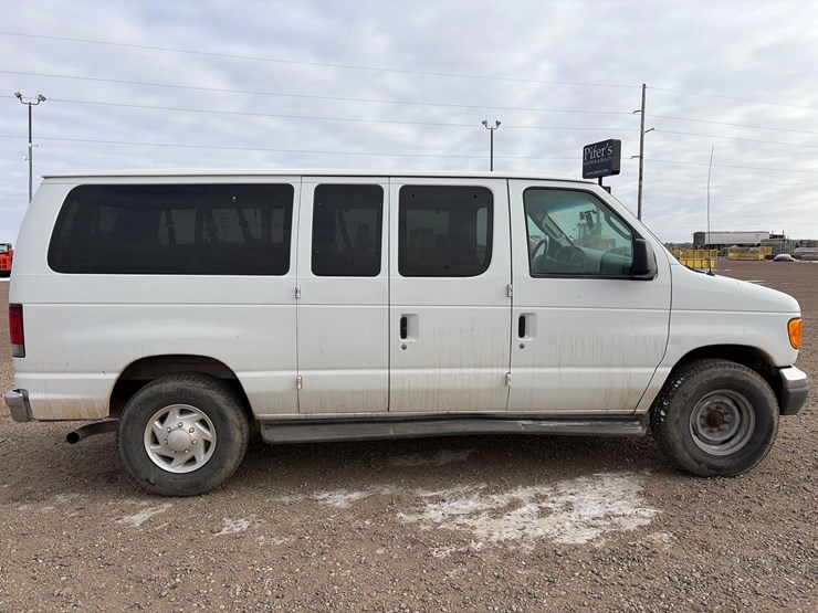 2007-ford-econoline-van-image-8