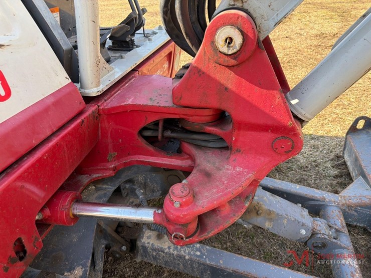 2020-takeuchi-tb240-image-10