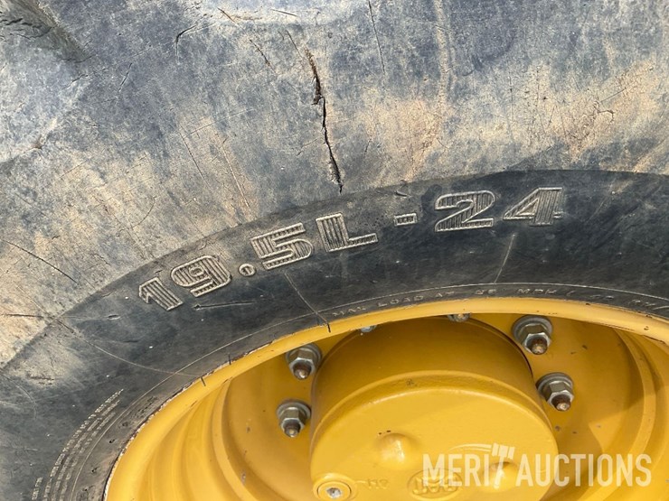 2017-caterpillar-420f2-image-25