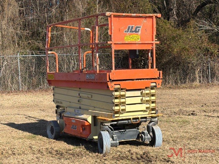 2015-jlg-3246es-image-1