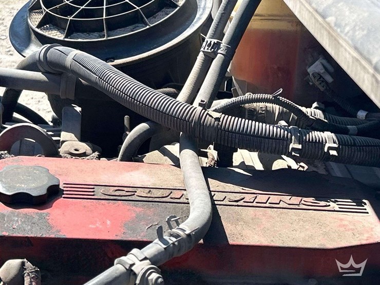 2010-freightliner-m2-106-image-10