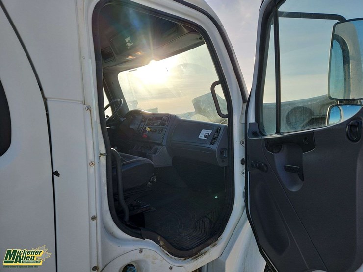 2005-freightliner-m2-106-image-17