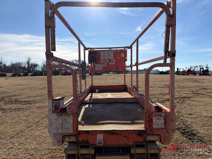 2015-jlg-3246es-image-3